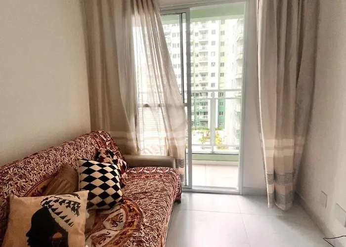 Apartamento De 2 Quartos, Com Piscina E Ha 10 Km De Copacabana